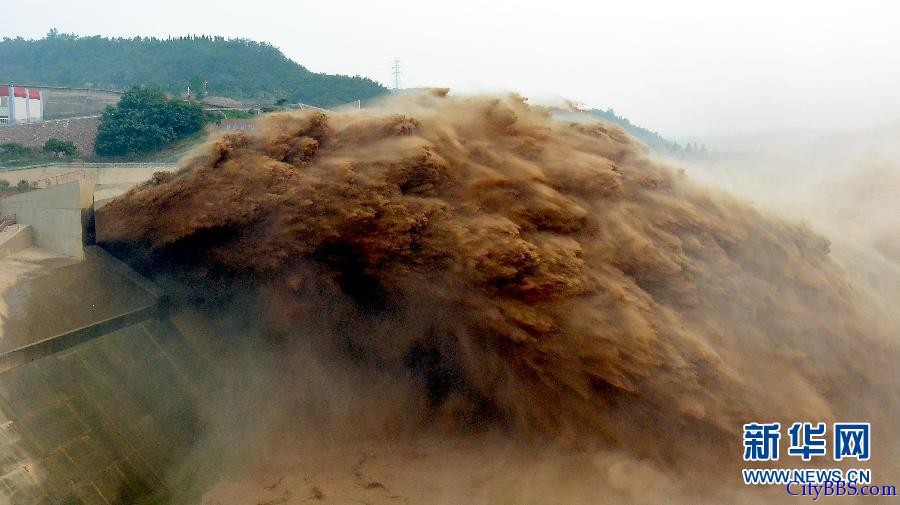 黄河小浪底水库排沙出库“黄龙”飞舞