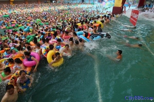 “中国死海”四川省遂宁死海景区万人冲浪，人挤人场面令人震惊