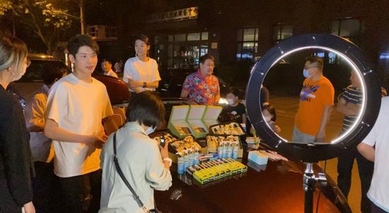 上海未开放个人摆摊 城管：怕一夜回到解放前