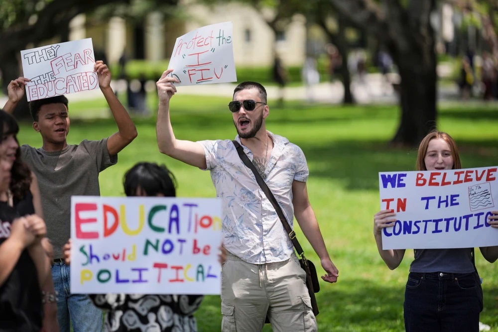 佛罗里达国际大学的学生于 4 月在迈阿密校园抗议联邦政府削减资金以及校园警察与 ICE 合作的协议 ...