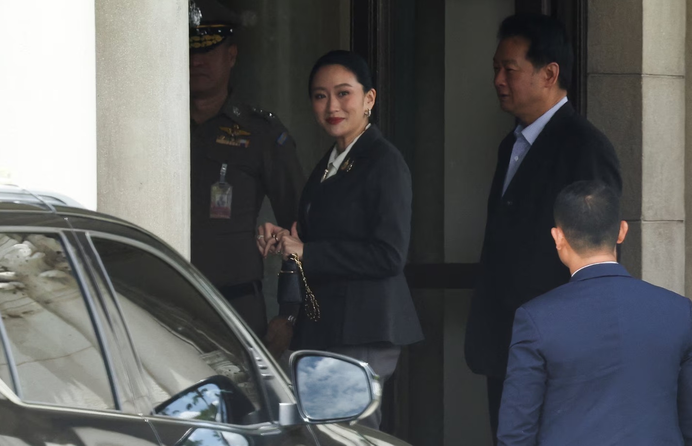被停职的泰国总理佩东丹·西那瓦抵达政府大楼