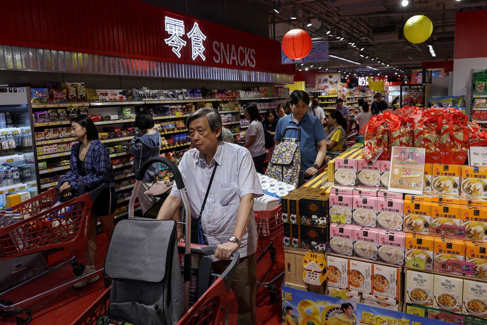 2025 年 9 月 22 日，中国香港，居民在超市囤积物资，为即将来临的台风“拉加萨”做准备。路透社/Tyrone Si ...